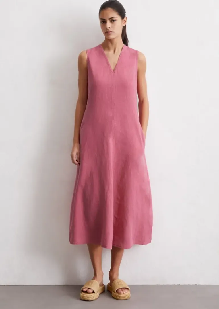 Ärmelloses Leinen-Kleid shaped in A-Linie geschnitten