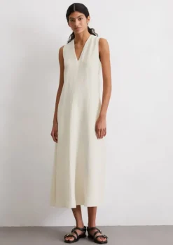 Ärmelloses Leinen-Kleid shaped in A-Linie geschnitten