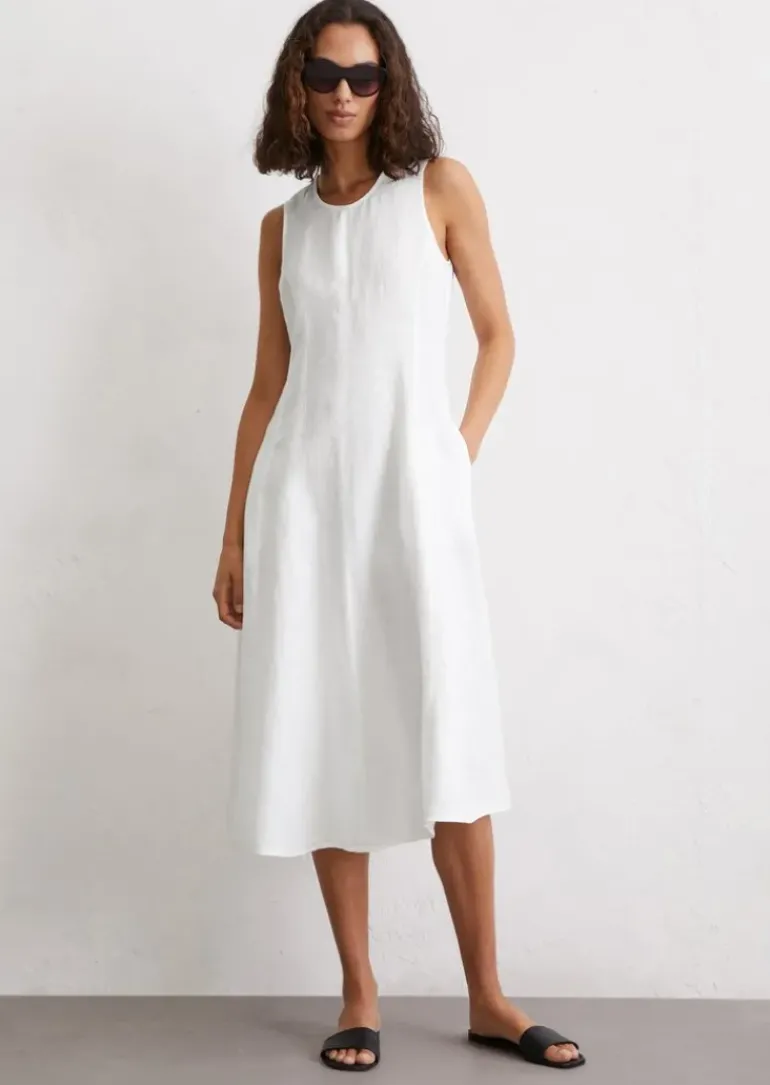 Ärmelloses Leinen-Kleid shaped in A-Linie geschnitten