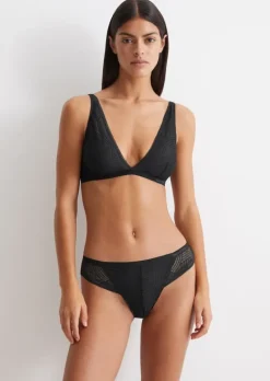 String mit zarter Spitze