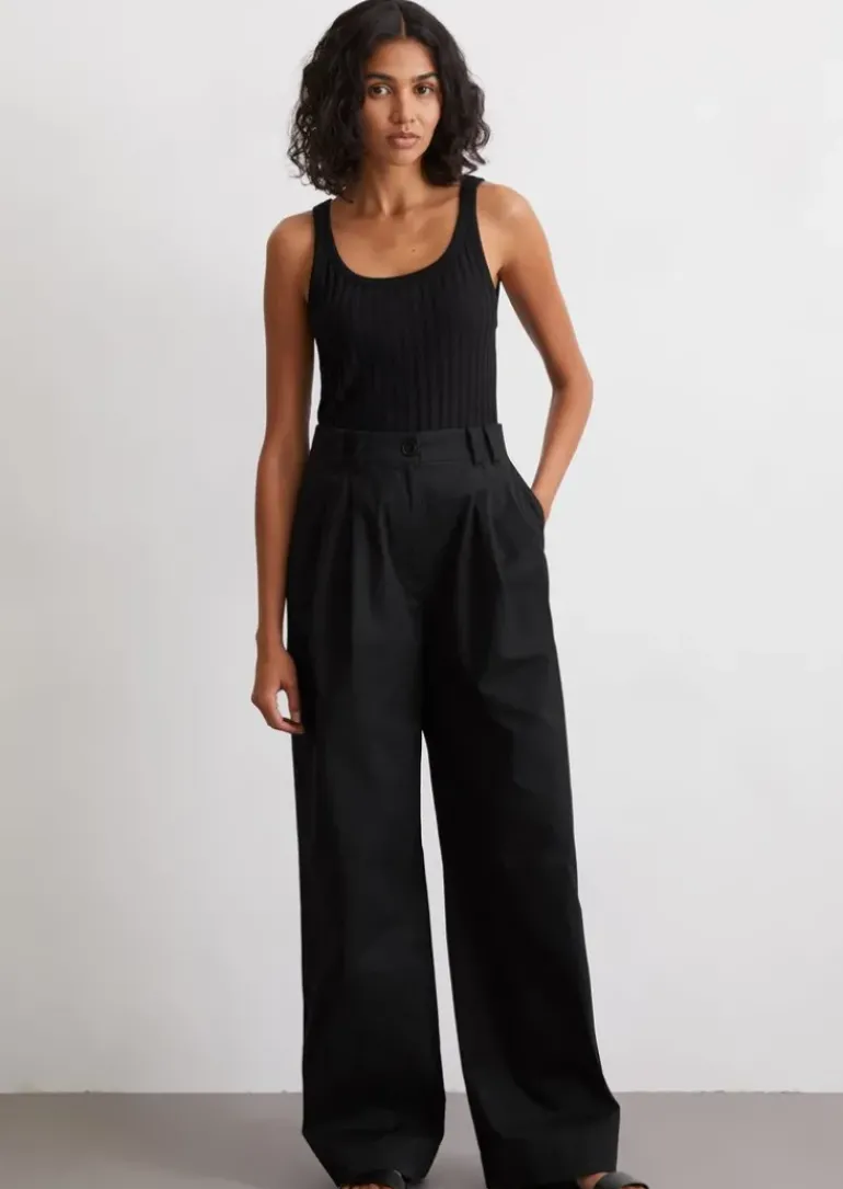 Weite Bundfaltenhose aus stretchigem Organic Cotton-Twill
